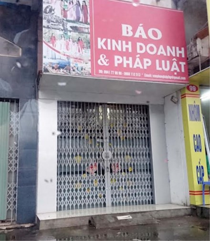 Văn phòng đại diện báo Kinh doanh và Pháp luật tại Hải Phòng đã bị niêm phong sau cuộc khám xét khẩn cấp. (Ảnh: Tiền Phong)